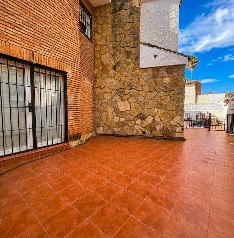Chalet en venta en Carlos Haya, 4 habitaciones, piscina, sótano y gran terraza