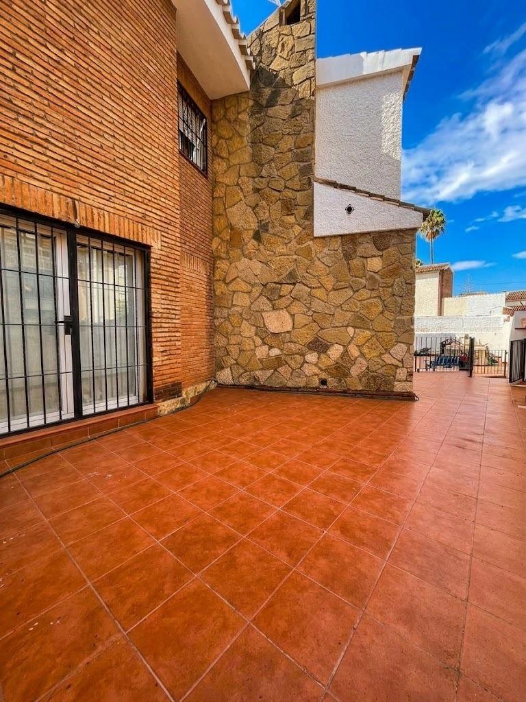 Chalet en venta en Carlos Haya, 4 habitaciones, piscina, sótano y gran terraza