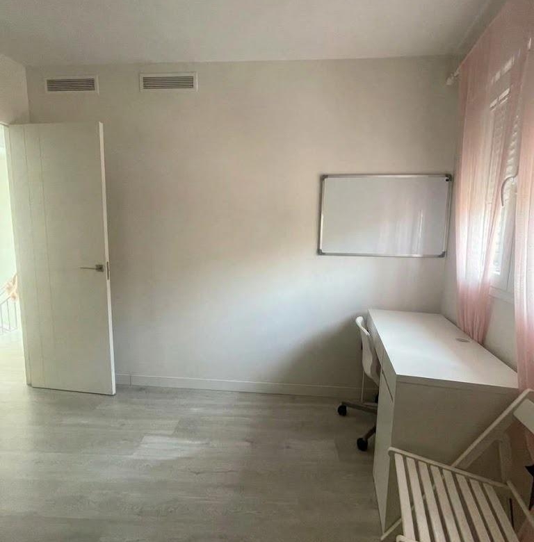 Chalet en venta en Carlos Haya, 4 habitaciones, piscina, sótano y gran terraza