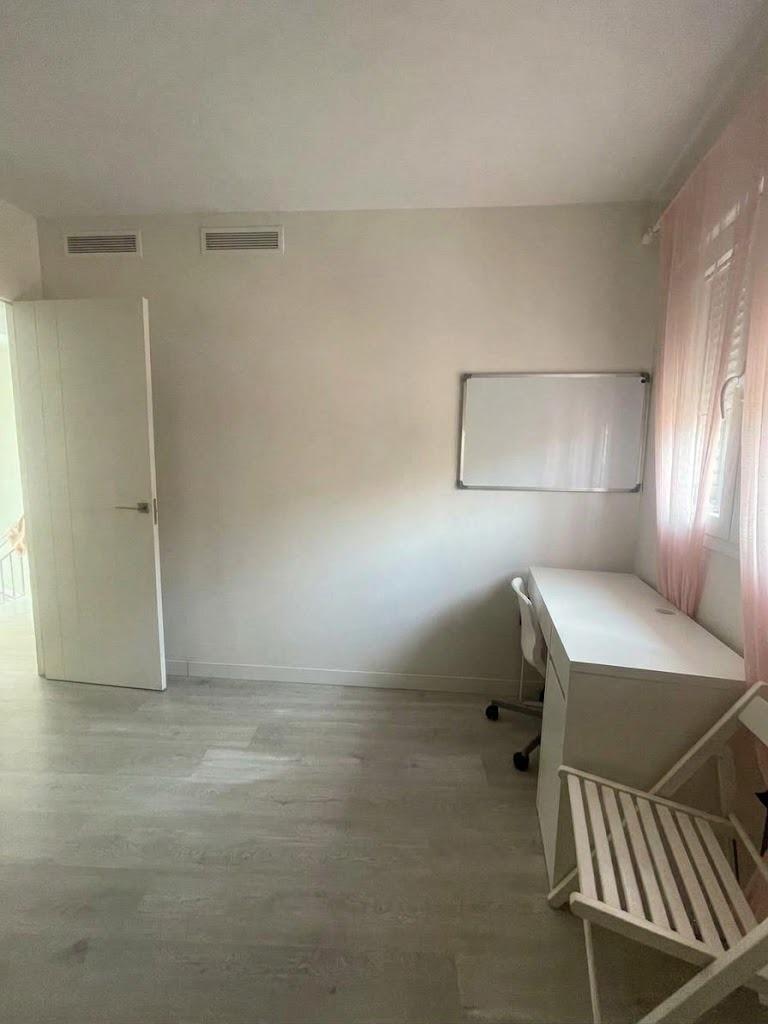 Chalet en venta en Carlos Haya, 4 habitaciones, piscina, sótano y gran terraza