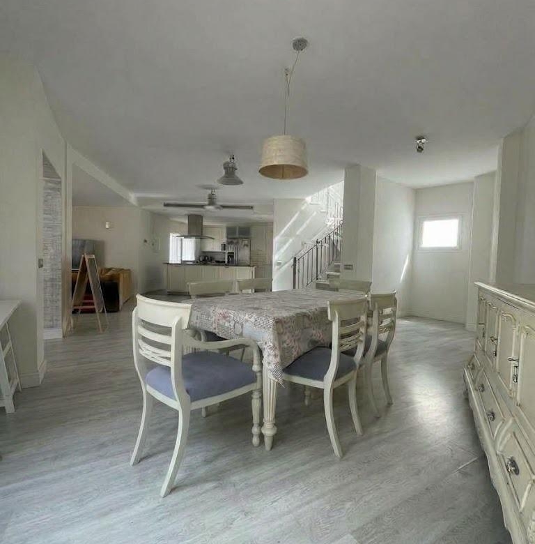 Chalet en venta en Carlos Haya, 4 habitaciones, piscina, sótano y gran terraza