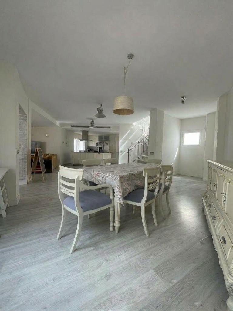 Chalet en venta en Carlos Haya, 4 habitaciones, piscina, sótano y gran terraza