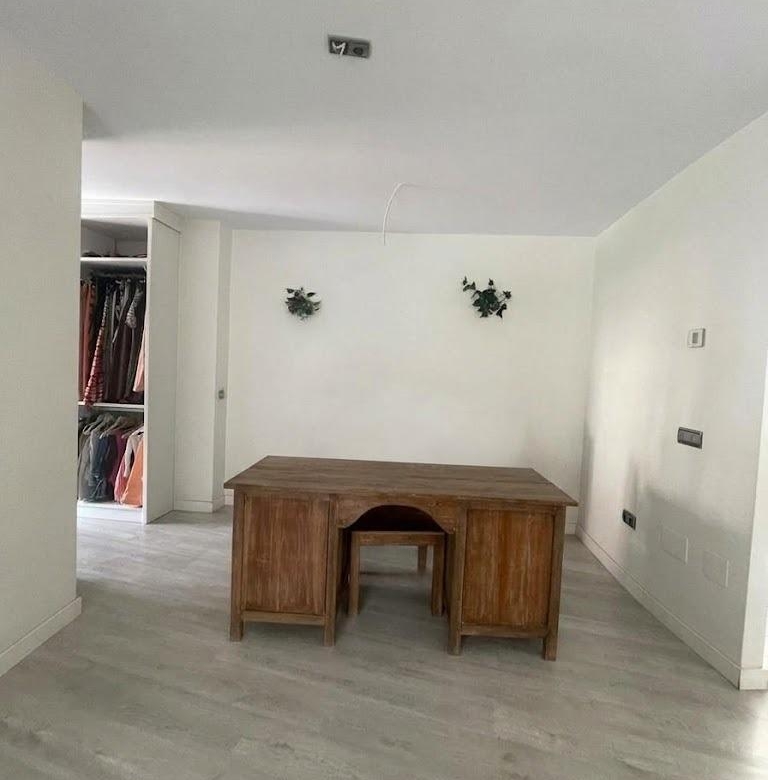 Chalet en venta en Carlos Haya, 4 habitaciones, piscina, sótano y gran terraza