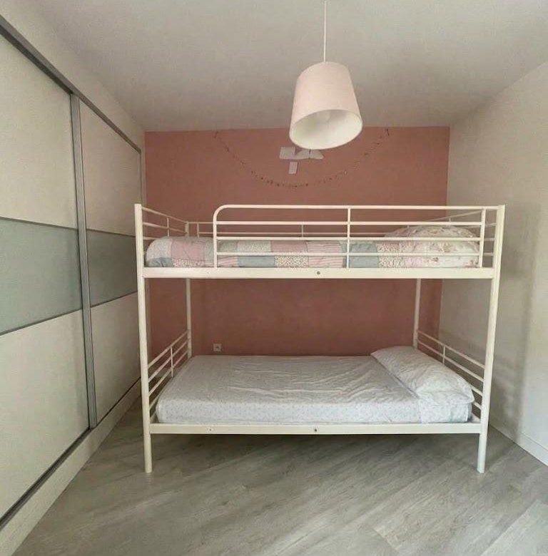 Chalet en venta en Carlos Haya, 4 habitaciones, piscina, sótano y gran terraza