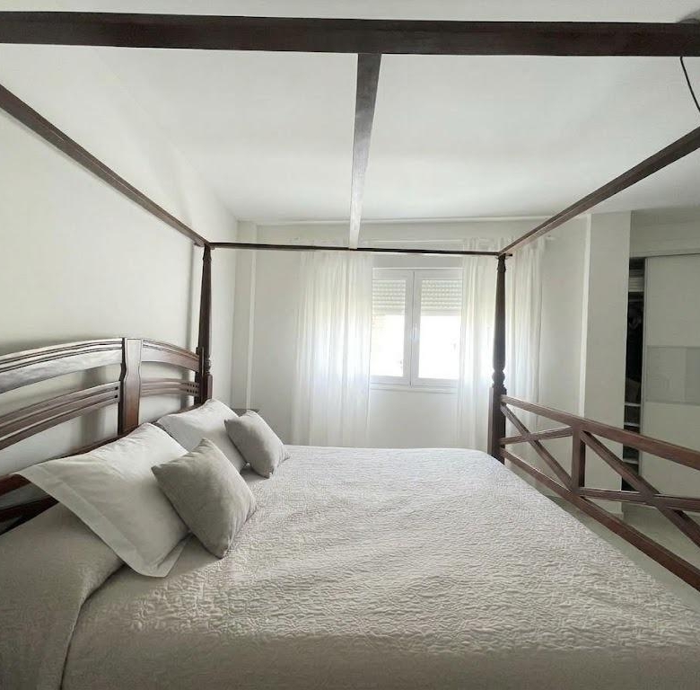 Chalet en venta en Carlos Haya, 4 habitaciones, piscina, sótano y gran terraza
