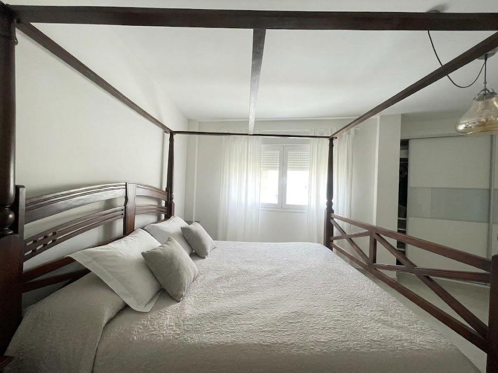 Chalet en venta en Carlos Haya, 4 habitaciones, piscina, sótano y gran terraza