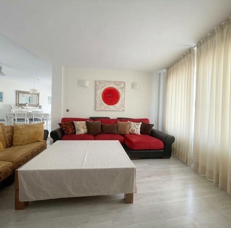 Chalet en venta en Carlos Haya, 4 habitaciones, piscina, sótano y gran terraza