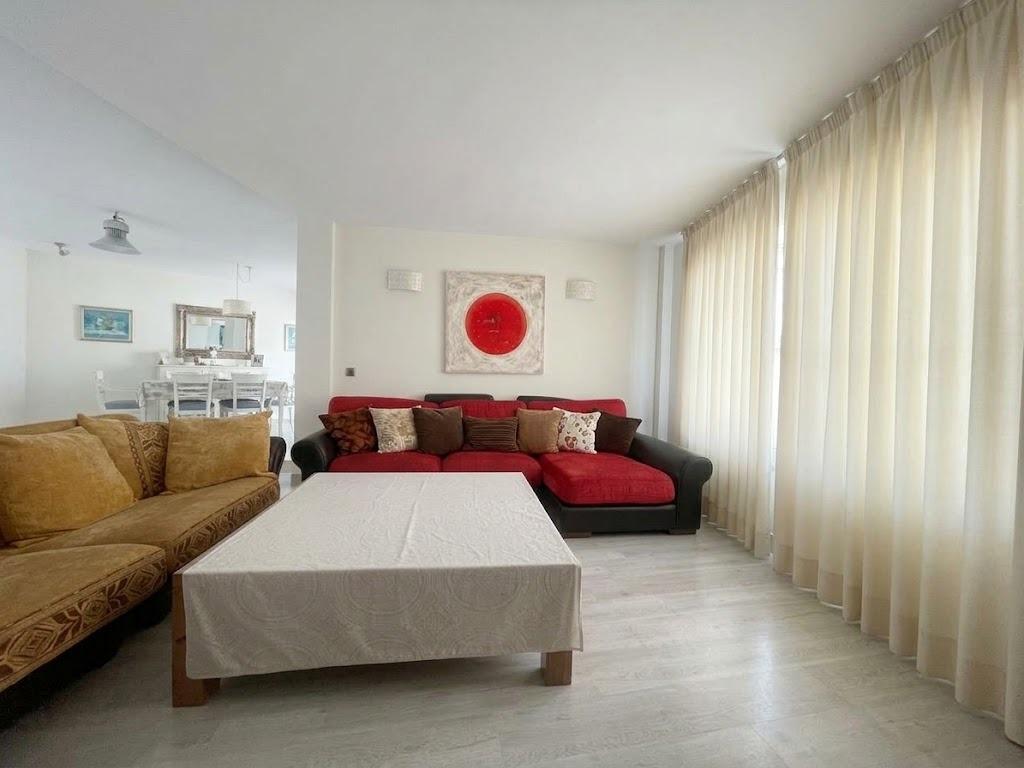 Chalet en venta en Carlos Haya, 4 habitaciones, piscina, sótano y gran terraza