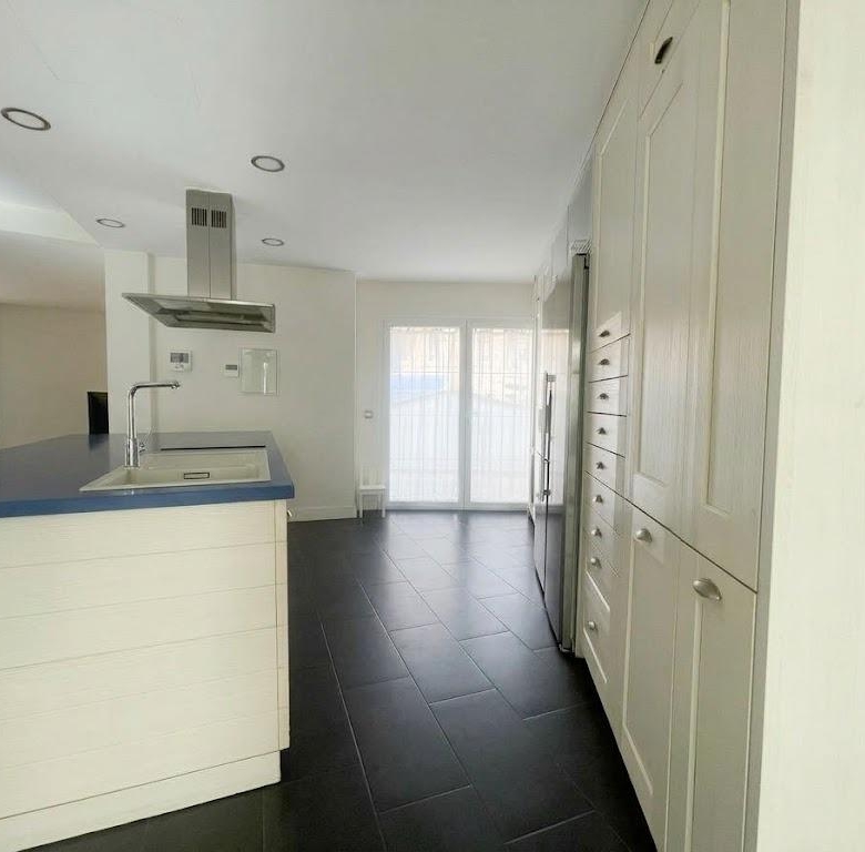 Chalet en venta en Carlos Haya, 4 habitaciones, piscina, sótano y gran terraza