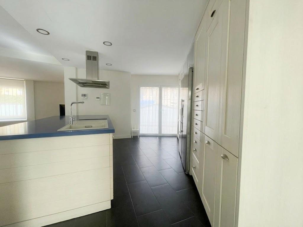 Chalet en venta en Carlos Haya, 4 habitaciones, piscina, sótano y gran terraza