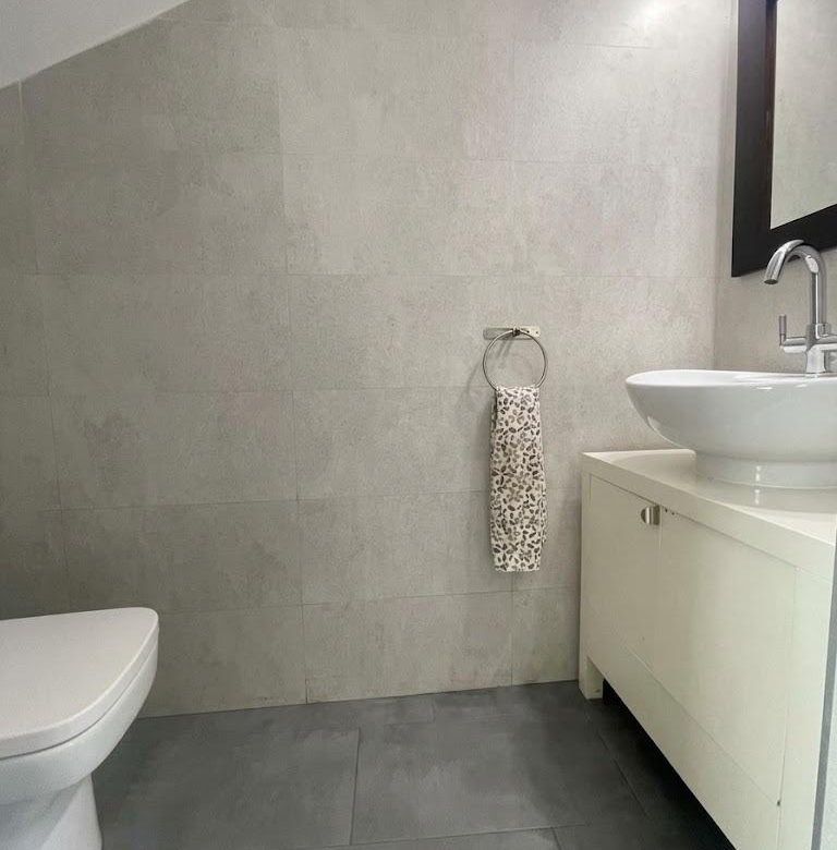 Chalet en venta en Carlos Haya, 4 habitaciones, piscina, sótano y gran terraza