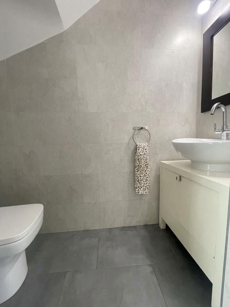 Chalet en venta en Carlos Haya, 4 habitaciones, piscina, sótano y gran terraza