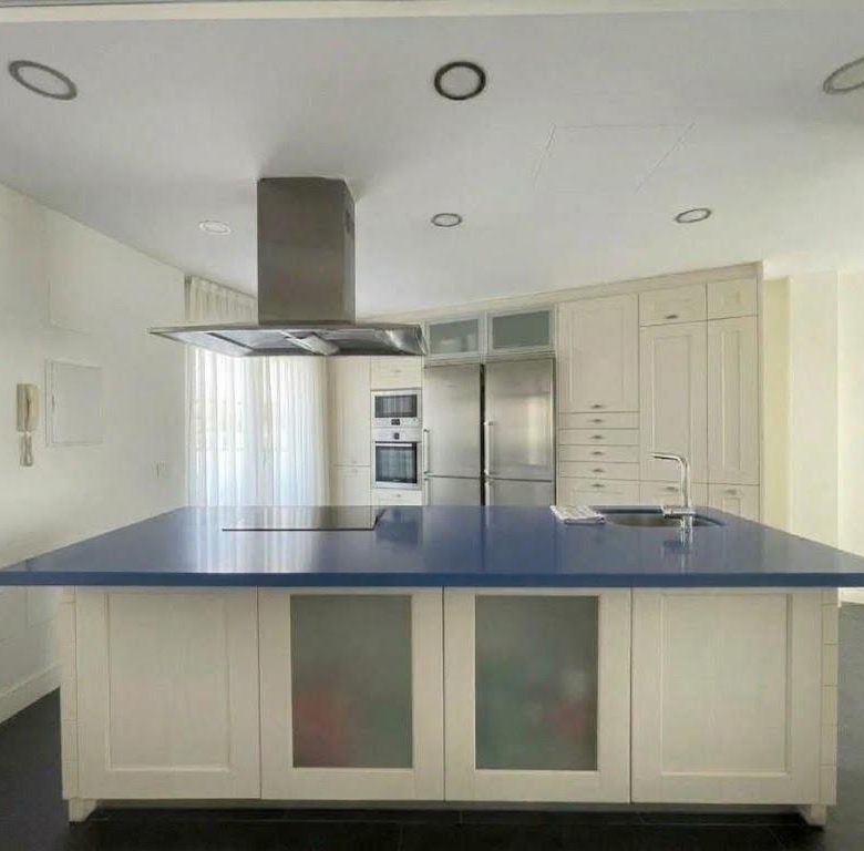 Chalet en venta en Carlos Haya, 4 habitaciones, piscina, sótano y gran terraza