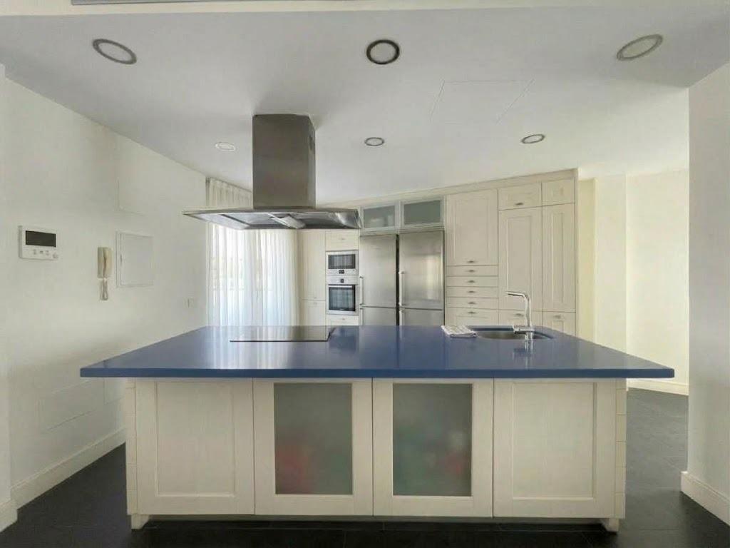 Chalet en venta en Carlos Haya, 4 habitaciones, piscina, sótano y gran terraza