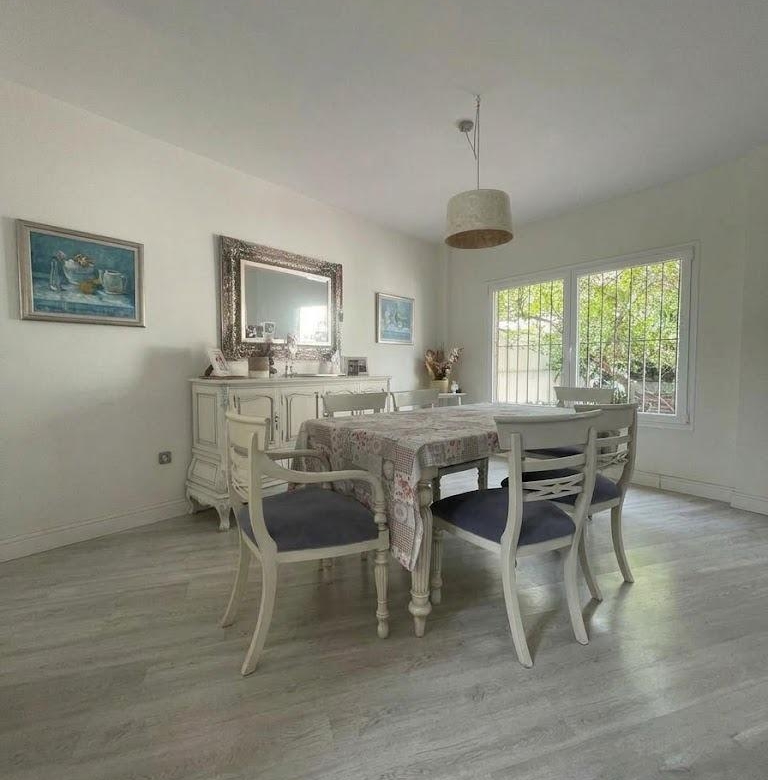 Chalet en venta en Carlos Haya, 4 habitaciones, piscina, sótano y gran terraza