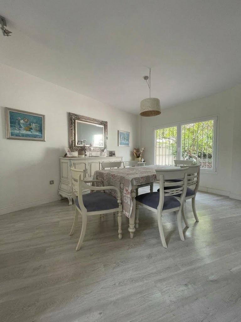 Chalet en venta en Carlos Haya, 4 habitaciones, piscina, sótano y gran terraza