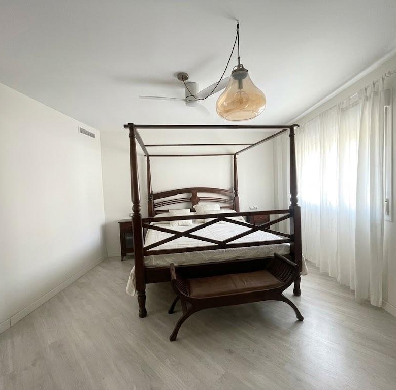 Chalet en venta en Carlos Haya, 4 habitaciones, piscina, sótano y gran terraza