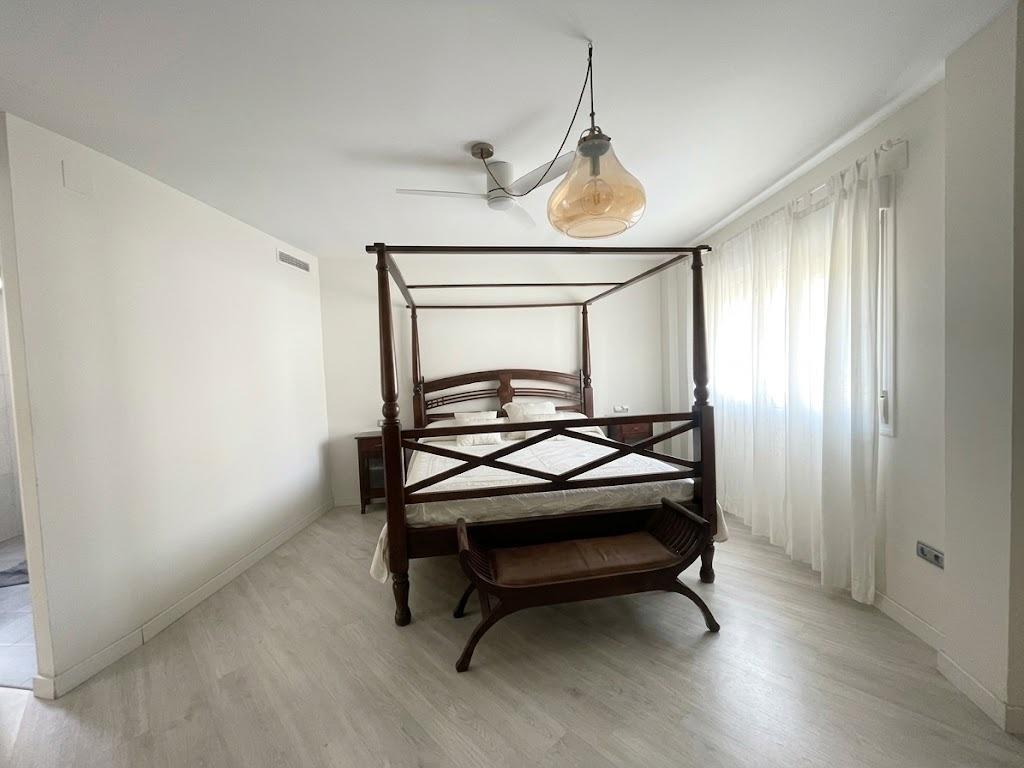Chalet en venta en Carlos Haya, 4 habitaciones, piscina, sótano y gran terraza