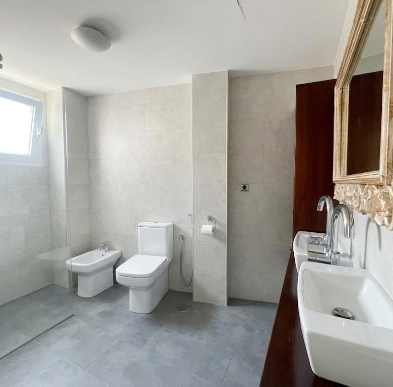 Chalet en venta en Carlos Haya, 4 habitaciones, piscina, sótano y gran terraza