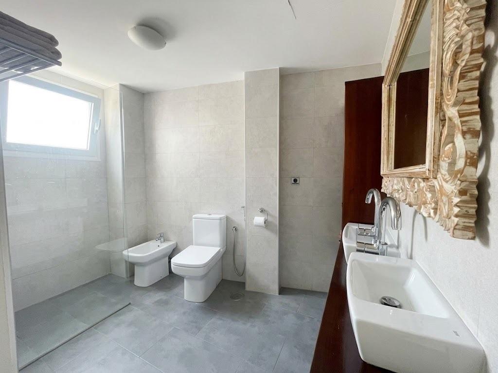 Chalet en venta en Carlos Haya, 4 habitaciones, piscina, sótano y gran terraza