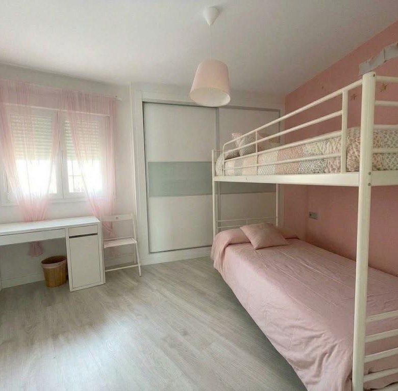 Chalet en venta en Carlos Haya, 4 habitaciones, piscina, sótano y gran terraza