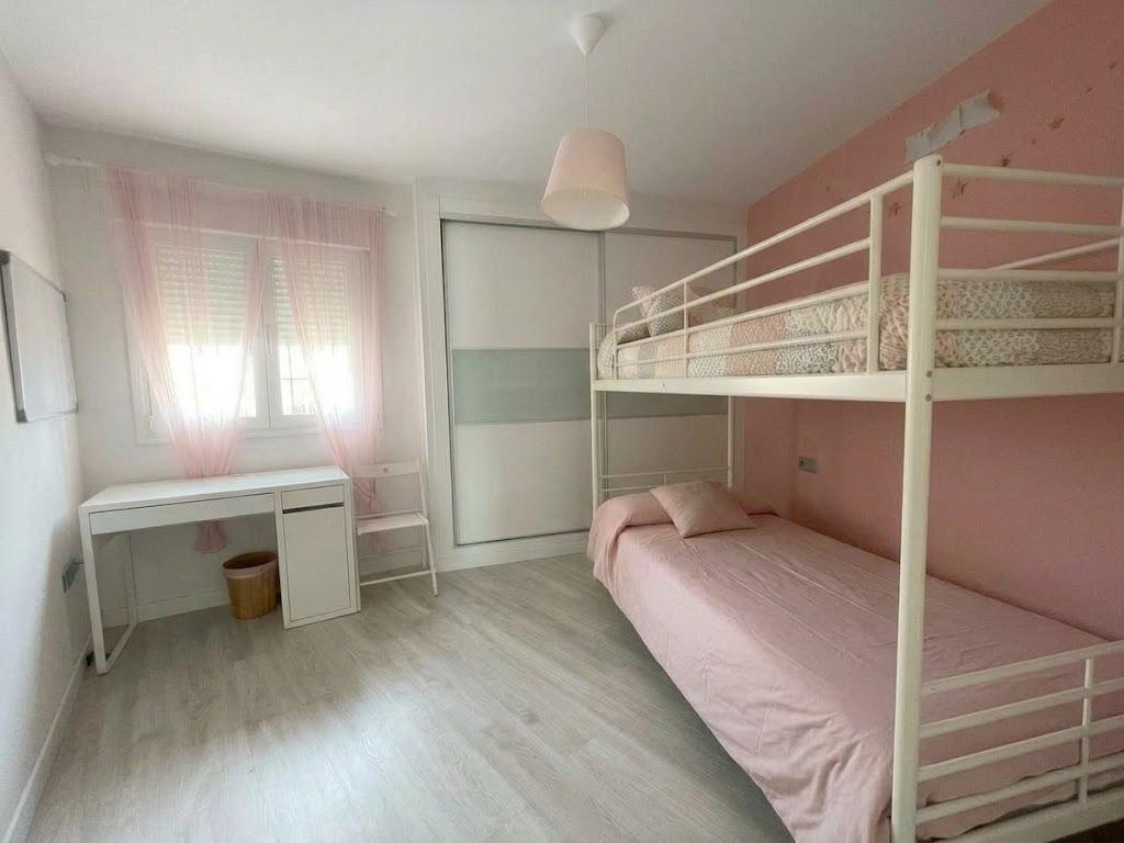 Chalet en venta en Carlos Haya, 4 habitaciones, piscina, sótano y gran terraza