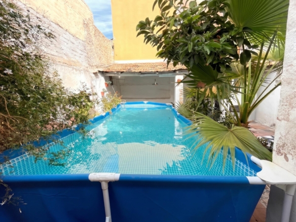 Casa en venta en Ciudad Jardín, 4 habitaciones, gran terraza de 72m² con piscina, en una única planta.