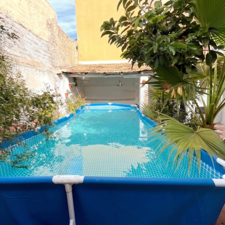 Casa en venta en Ciudad Jardín, 4 habitaciones, gran terraza de 72m² con piscina, en una única planta.