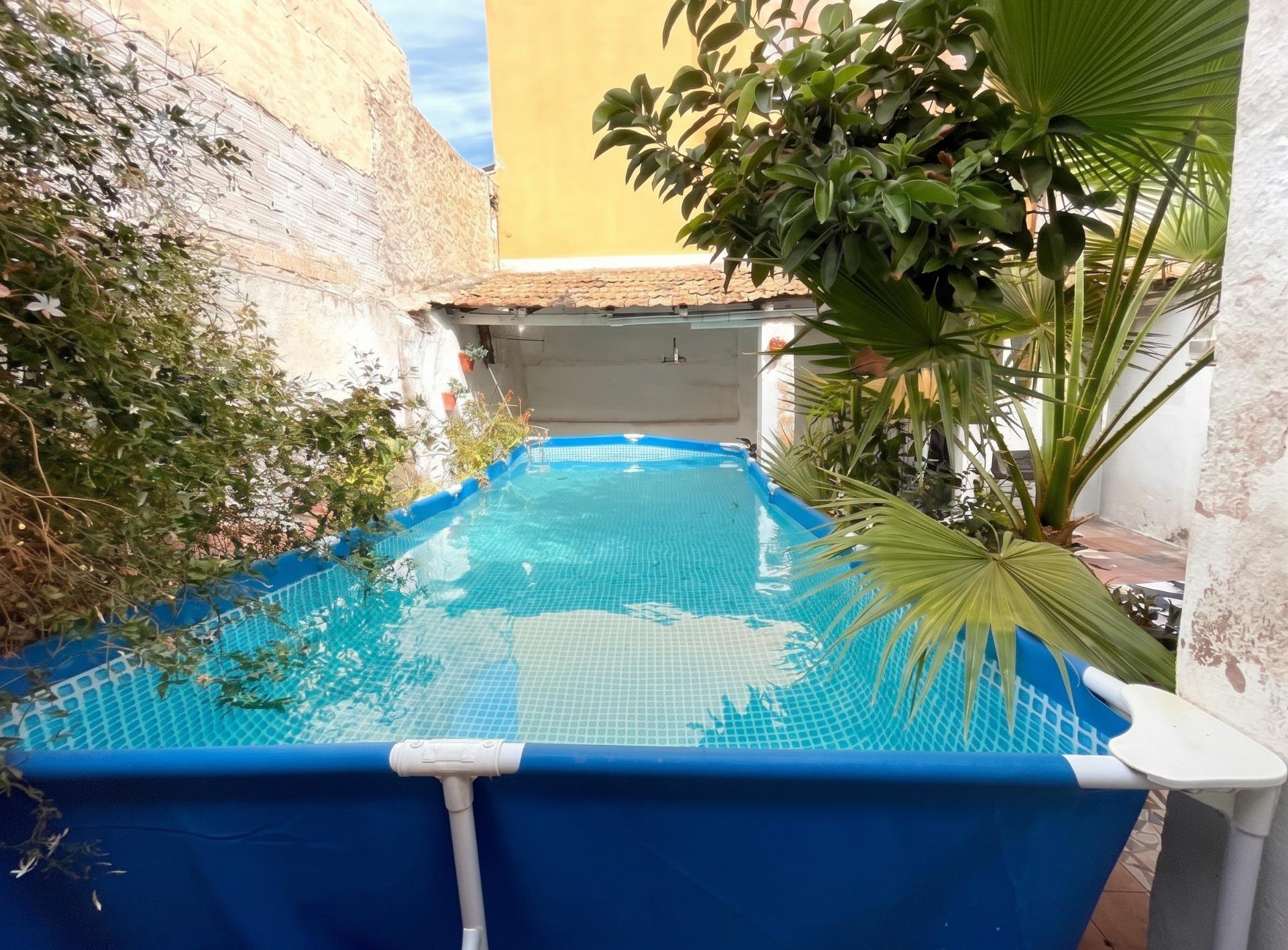 Casa en venta en Ciudad Jardín, 4 habitaciones, gran terraza de 72m² con piscina, en una única planta.