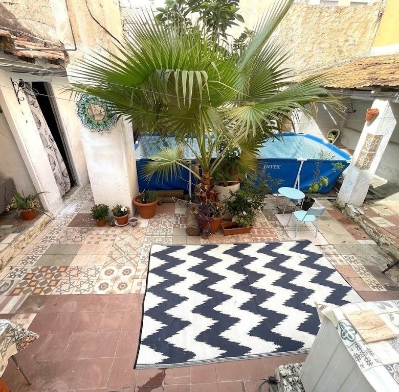 Casa en venta en Ciudad Jardín, 4 habitaciones, gran terraza de 72m² con piscina, en una única planta.