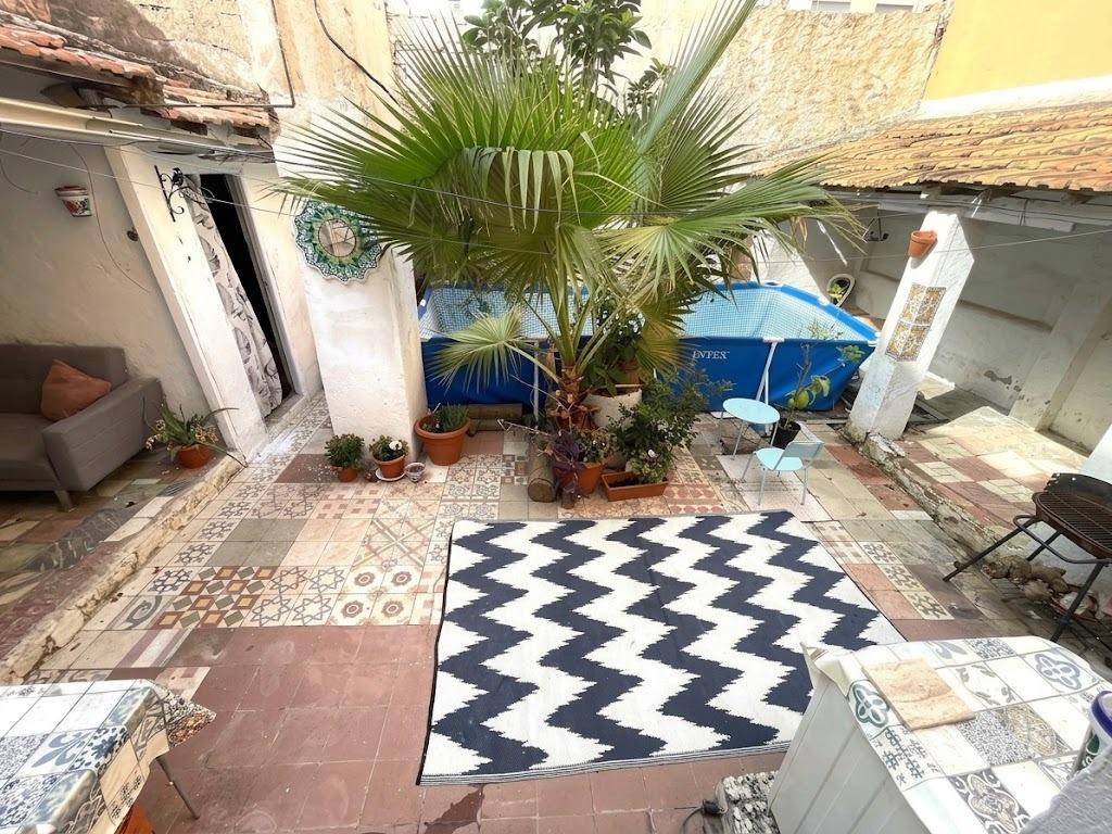 Casa en venta en Ciudad Jardín, 4 habitaciones, gran terraza de 72m² con piscina, en una única planta.