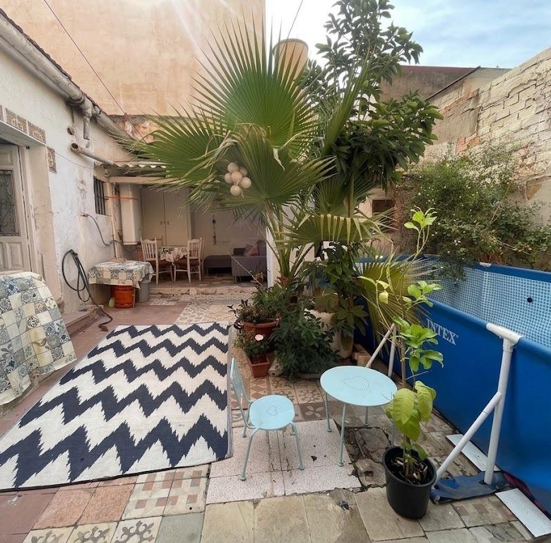 Casa en venta en Ciudad Jardín, 4 habitaciones, gran terraza de 72m² con piscina, en una única planta.