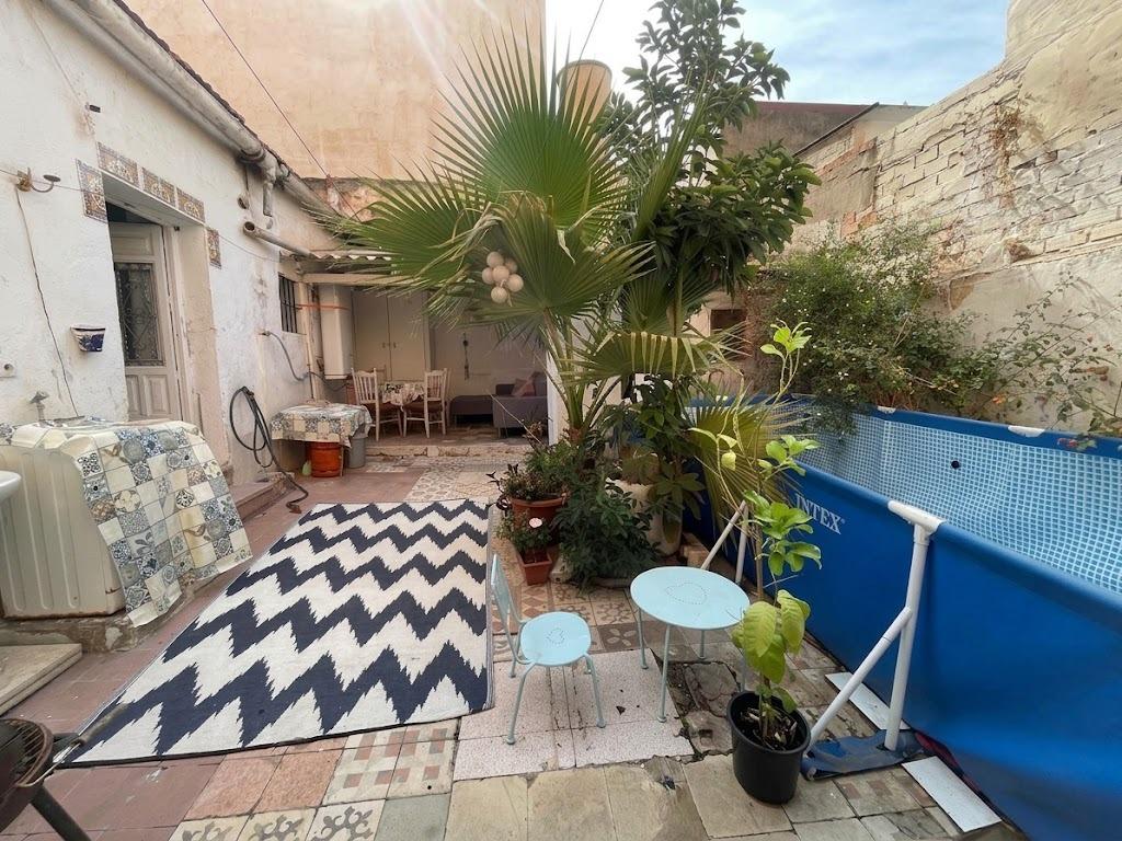 Casa en venta en Ciudad Jardín, 4 habitaciones, gran terraza de 72m² con piscina, en una única planta.