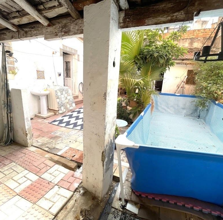 Casa en venta en Ciudad Jardín, 4 habitaciones, gran terraza de 72m² con piscina, en una única planta.