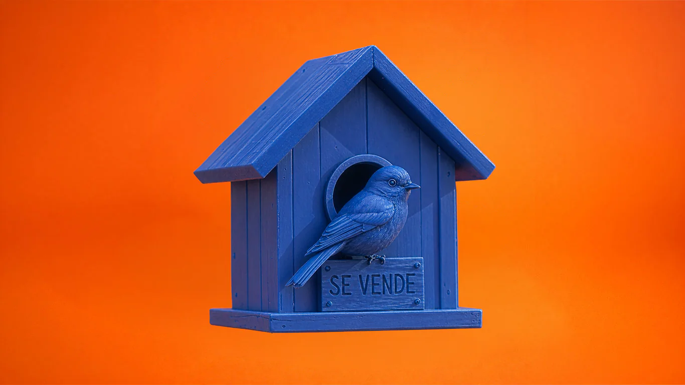 Casa en venta en primavera con pájaro azul sobre fondo naranja en Málaga